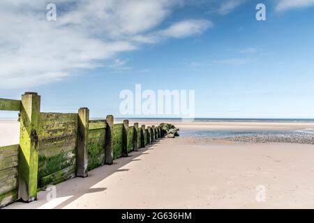 Grande cielo-terra-mare-paesaggio con colori di pasta sulla spiaggia di Rossall nella città costiera Lancashire di Cleveleys Foto Stock