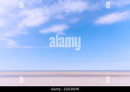 Grande cielo-terra-mare-paesaggio con colori di pasta sulla spiaggia di Rossall nella città costiera Lancashire di Cleveleys Foto Stock