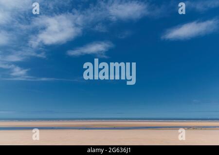 Grande cielo-terra-mare-paesaggio con colori di pasta sulla spiaggia di Rossall nella città costiera Lancashire di Cleveleys Foto Stock