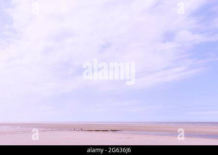 Grande cielo-terra-mare-paesaggio con colori di pasta sulla spiaggia di Rossall nella città costiera Lancashire di Cleveleys Foto Stock