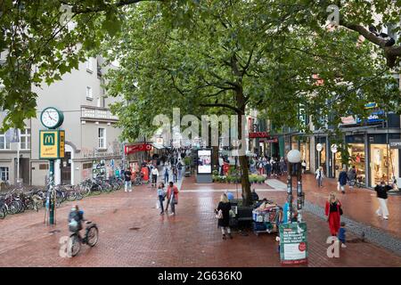 Amburgo, Germania. 01 luglio 2021. Passers-by a piedi attraverso la zona pedonale di Ottenser Hauptstraße. (Effetto di pulizia per esposizione a lungo termine) credito: Georg Wendt/dpa/Alamy Live News Foto Stock