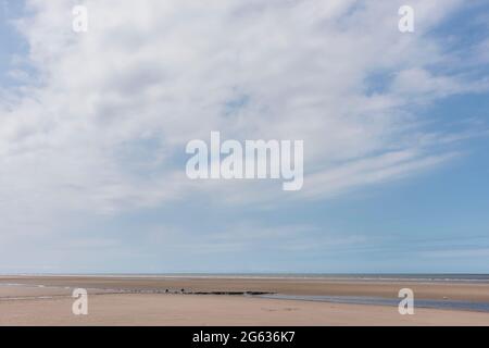 Grande cielo-terra-mare-paesaggio con colori di pasta sulla spiaggia di Rossall nella città costiera Lancashire di Cleveleys Foto Stock