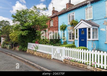 Cottages in Tealby - ampiamente considerato come il villaggio più bello nel Lincolnshire Wolds Foto Stock