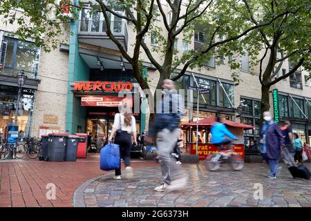 Amburgo, Germania. 01 luglio 2021. Passers-by a piedi attraverso la zona pedonale di Ottenser Hauptstraße dopo l'ingresso al centro commerciale Mercado. (Effetto di pulizia per esposizione a lungo termine) credito: Georg Wendt/dpa/Alamy Live News Foto Stock