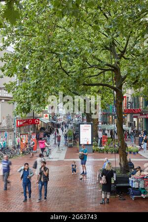 Amburgo, Germania. 01 luglio 2021. Passers-by a piedi attraverso la zona pedonale di Ottenser Hauptstraße. (Effetto di pulizia per esposizione a lungo termine) credito: Georg Wendt/dpa/Alamy Live News Foto Stock