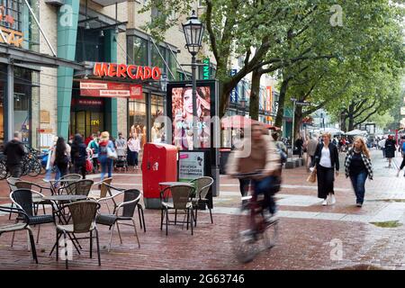 Amburgo, Germania. 01 luglio 2021. Passers-by a piedi attraverso la zona pedonale di Ottenser Hauptstraße dopo l'ingresso al centro commerciale Mercado. (Effetto di pulizia per esposizione a lungo termine) credito: Georg Wendt/dpa/Alamy Live News Foto Stock