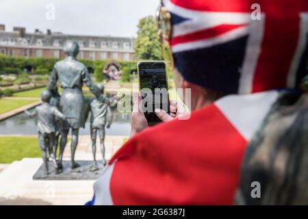 Kensington Palace, Londra, 2 luglio 2021. Fan reale, John Loughrey, scatta una foto della nuova statua della principessa Diana nei giardini sommersi di Kensington Palace. La statua è stata svelata ieri dai suoi figli, il principe Guglielmo e il principe Harry, in una cerimonia privata. Amanda Rose/Alamy Live News Foto Stock