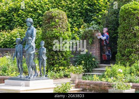 Kensington Palace, Londra, 2 luglio 2021. I fan reali potranno dare un'occhiata alla nuova statua della principessa Diana nei giardini sommersi di Kensington Palace. La statua è stata svelata ieri dai suoi figli, il principe Guglielmo e il principe Harry, in una cerimonia privata. Amanda Rose/Alamy Live News Foto Stock