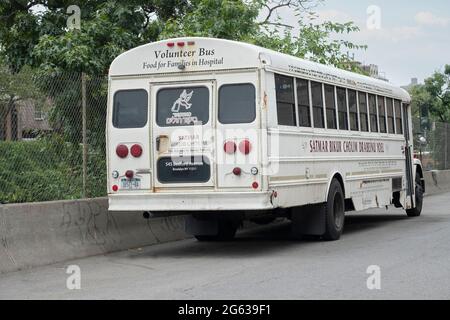 Un autobus utilizzato dai volontari del gruppo Satmar Chasidic per trasportare cibo e visitatori agli ospedali. A Williamsburg, Brooklyn, New York City. Foto Stock