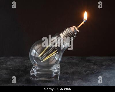 Una lampadina a LED capovolta ha uno stoppino illuminato sulla parte superiore Foto Stock