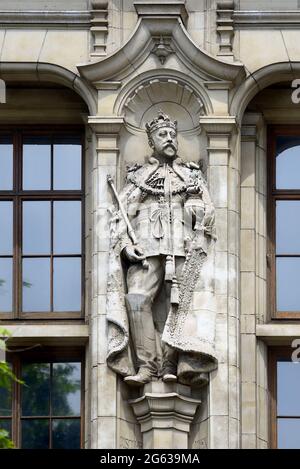 Londra, Inghilterra, Regno Unito. Statua di Edoardo VII (di Goscombe John) sulla facciata di Cromwell Road del Victoria and Albert Museum, Kensington. Foto Stock