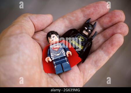 Tambov, Federazione Russa - 28 maggio 2021 minifigie Lego Superman e Batman in mano di persona. Focus su Superman. Foto Stock