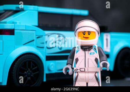 Tambov, Federazione Russa - 19 febbraio 2020 Lego Jaguar i-pace eTROPHY driver minifigatura contro la sua auto da LEGO Speed Champions. Foto Stock