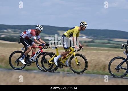 Latvian Toms Skujins di Trek-Segafredo e l'olandese Mathieu van der Poel di Alpecin-Fenix raffigurato in azione durante la settima tappa della 108a editio Foto Stock