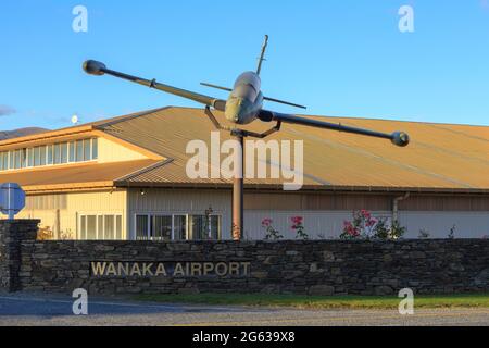 L'aeroporto di Wanaka, Nuova Zelanda. Sul palo esterno è esposto un ex aereo neozelandese Air Force Aermacchi MB-339 jet trainer Foto Stock