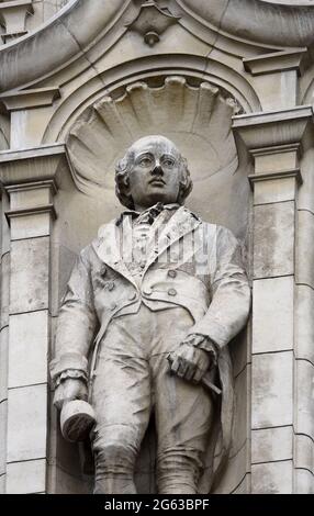 Londra, Inghilterra, Regno Unito. Statua di Francis Chantey (scultore) di A. Bertram Pegram, sulla facciata Cromwell Road del Victoria and Albert Museum, Kensin Foto Stock