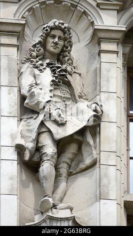 Londra, Inghilterra, Regno Unito. Statua di Christopher Wren (architetto) di Oliver Wheatley, sulla facciata di Cromwell Road del Victoria and Albert Museum, Kensing Foto Stock