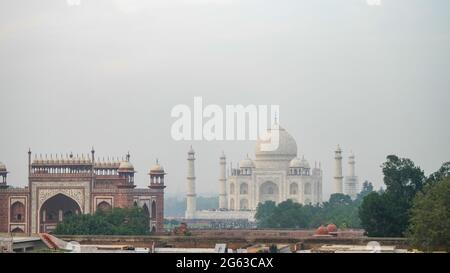 Affascinante Taj Mahal in un giorno foggy ad Agra, India Foto Stock