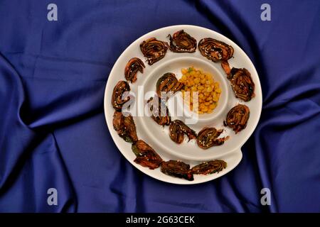 Alu Vadi o Aluchi Vadi o Patra, Paatra è un popolare maharashtrian e Gujarati snack fatto con foglie di cococasia, besan , farina grammo e spezie Foto Stock