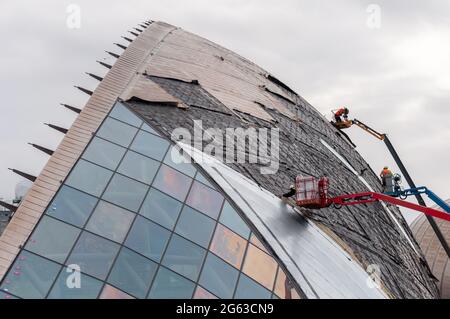 Glasgow, Scozia, Regno Unito. 2 luglio 2021. Il Glasgow Science Center sta riparando il tetto. Credito: SKULLY/Alamy Live News Foto Stock