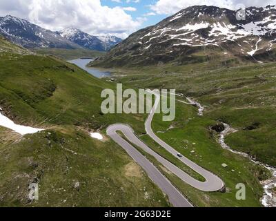 Vista aerea del lato sud del Passo Splügen in direzione di Montespluga. Foto Stock