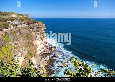 Bellissimo Tempio di Uluwatu arroccato sulla cima di una scogliera a Bali, Indonesia. Foto Stock