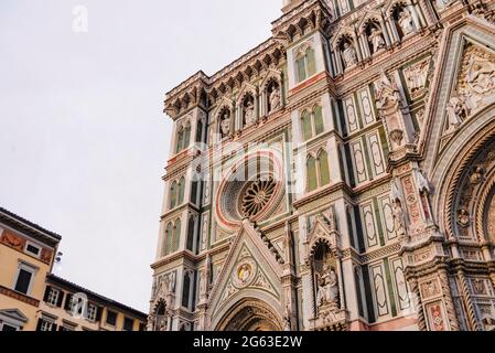 Calda luce solare sulle pareti in marmo della Cattedrale di Santa Maria del Fiore, Toscana, Italia Foto Stock