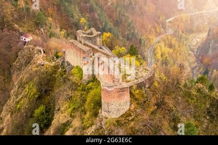 Rovinato Poenari Castello in romania montagne Foto Stock