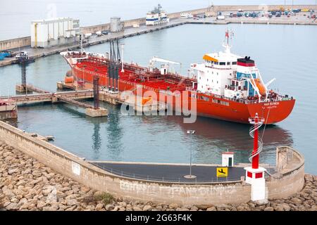 Petroliera accanto al terminal petrolifero Palma Harbour Mallorca. Foto Stock