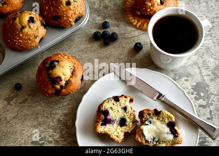 Muffin ai mirtilli e caffè Foto Stock