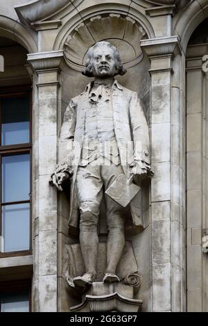 Londra, Inghilterra, Regno Unito. Statua di Joshua Reynolds (pittore, PRA) di Ruben Sheppard, sulla facciata di Cromwell Road del Victoria and Albert Museum, Kensi Foto Stock