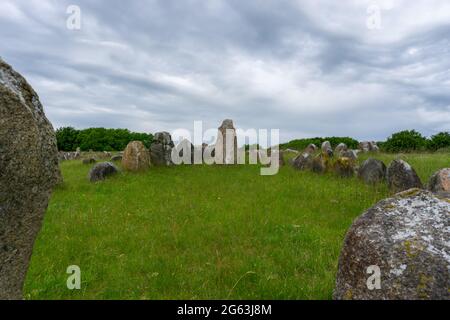 Una vista sui terreni della tomba di Lindholm Hills Viking nel nord della Danimarca Foto Stock