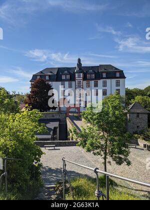 Blick vom Hexenturm auf das Residenzschloss Idstein, Hessen. Vista dalla torre delle streghe sul castello di residenza Idstein, Germania. Foto Stock