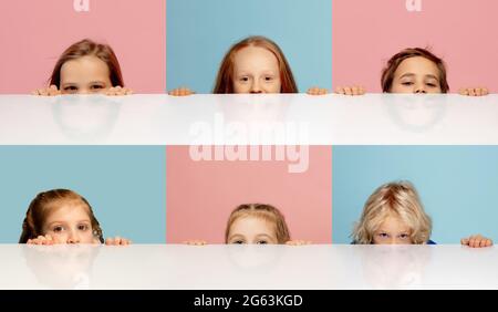 Due ragazzi e quattro bambine che guardano la fotocamera isolata su sfondo blu rosa studio. Collage. Foto Stock