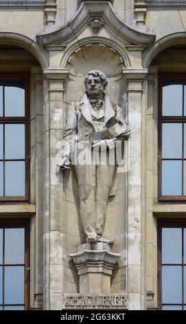 Londra, Inghilterra, Regno Unito. Statua di J. W. M. Turner (pittore) di Ernest Gillick, sulla facciata di Cromwell Road del Victoria and Albert Museum, Kensington. Foto Stock