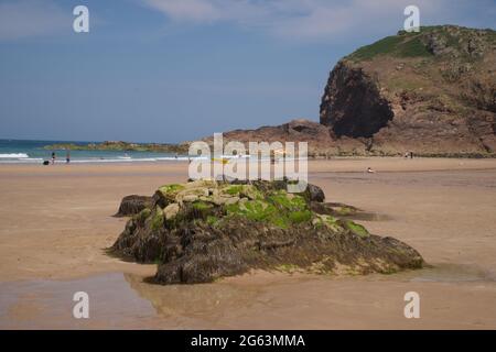 Plemont Bay, guardando lungo la spiaggia a scogliere, Jersey Channel Islands Foto Stock