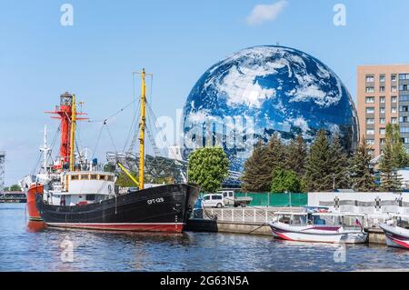 Kaliningrad, Russia, 17 maggio 2021. Nave museo. Una mostra del. Argine del museo marittimo. Edificio a sfera circolare. Foto Stock