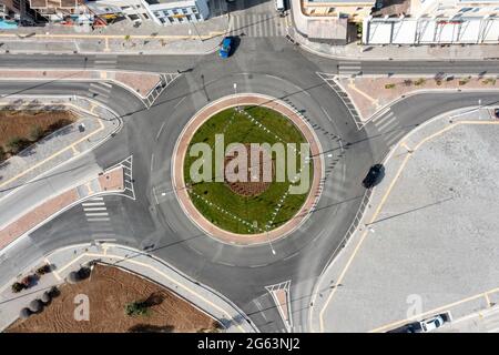 Alla rotatoria principale incrocio della città di Nafplio veduta aerea del drone, Peloponneso Grecia. Moderna costruzione autostradale, trasporti veloci Foto Stock