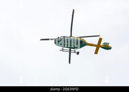 Bournemouth, Dorset UK. 2nd luglio 2021. L'elicottero Hampshire & Isle of Wight Air Ambulance atterra sulla spiaggia di Alum Chine, Bournemouth per assistere a un incidente medico sulla cima della scogliera. Credit: Carolyn Jenkins/Alamy Live News Foto Stock