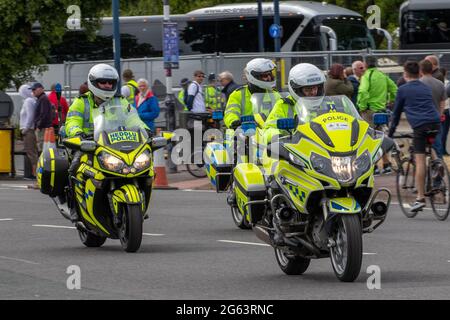 Tre ufficiali di polizia sulle motociclette davanti o su una motocicletta Foto Stock