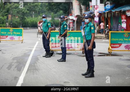 Dhaka, Bangladesh. 2 luglio 2021. Pattuglia della polizia su Dhaka Street mentre il governo del Bangladesh ha imposto un blocco a livello nazionale per frenare la diffusione del nuovo coronavirus, a Dhaka, Bangladesh, 2 luglio 2021. Le autorità del Bangladesh hanno imposto il blocco totale a livello nazionale per una settimana tra le crescenti infezioni da coronavirus e i decessi correlati al coronavirus nel paese. Credit: Suvra Kanti Das/ZUMA Wire/Alamy Live News Foto Stock