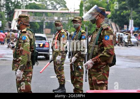 Dhaka, Bangladesh - 02 luglio 2021: Il personale militare limita il movimento delle persone da un posto di controllo istituito a Shahbag a Dhaka, il 02 luglio 2021, il secondo giorno Foto Stock