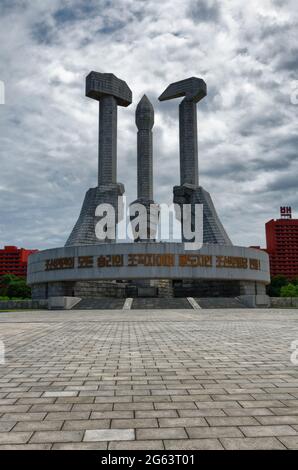 Il monumento alla fondazione di partito, con spazzola, falce e martello, Pyongyang, Corea del Nord Foto Stock