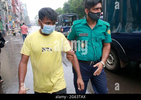 Dhaka, Bangladesh. 2 luglio 2021. La polizia ha arrestato un uomo mentre esce sfidando le restrizioni di blocco, a Dhaka, Bangladesh, 2 luglio 2021. Le autorità del Bangladesh hanno imposto il blocco totale a livello nazionale per una settimana tra le crescenti infezioni da coronavirus e i decessi correlati al coronavirus nel paese. Credit: Suvra Kanti Das/ZUMA Wire/Alamy Live News Foto Stock