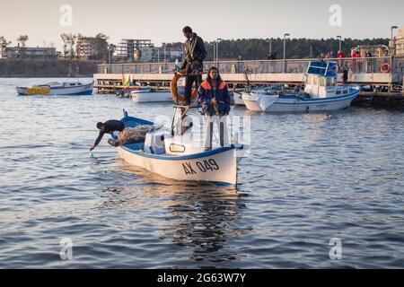 Ahtopol - settembre 10: Pescatori che ritornano dal molo il 10 settembre 2016, Ahtopol, Bulgaria Foto Stock