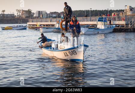 Ahtopol - settembre 10: Pescatori che ritornano dal molo il 10 settembre 2016, Ahtopol, Bulgaria Foto Stock