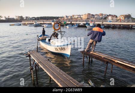 Ahtopol - settembre 10: Pescatori che ritornano dal molo il 10 settembre 2016, Ahtopol, Bulgaria Foto Stock