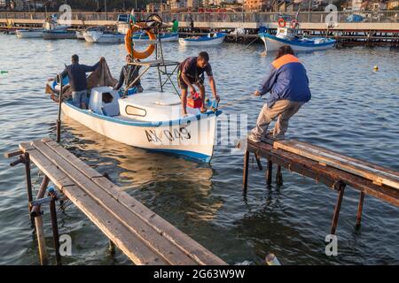 Ahtopol - settembre 10: Pescatori che ritornano dal molo il 10 settembre 2016, Ahtopol, Bulgaria Foto Stock