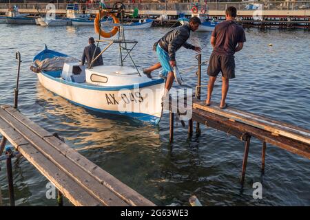Ahtopol - settembre 10: Pescatori che ritornano dal molo il 10 settembre 2016, Ahtopol, Bulgaria Foto Stock