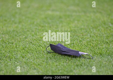Huddersfield, Inghilterra - 1 luglio 2021 - maschera facciale scartata sulla superficie di gioco durante la Rugby League Betfred Super League Huddersfield Giants vs Dragons catalano allo stadio John Smith, Huddersfield, Regno Unito Dean Williams/Alamy Live Foto Stock